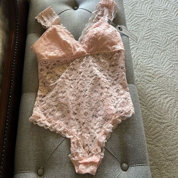 NWT Marylin Monroe Intimates in Painted Rose Lace Intimates Bodysuit Size Large - Picture 1 of 11